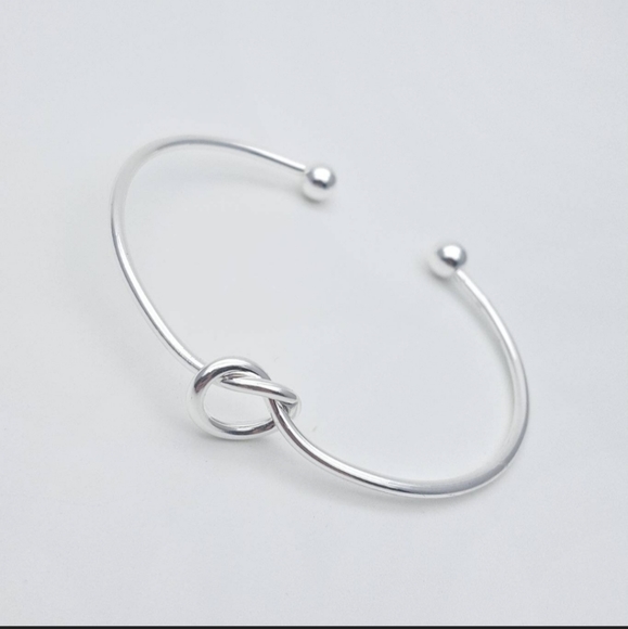 🎉HP🎉 Silver Knot Bracelet - Picture 1 of 3